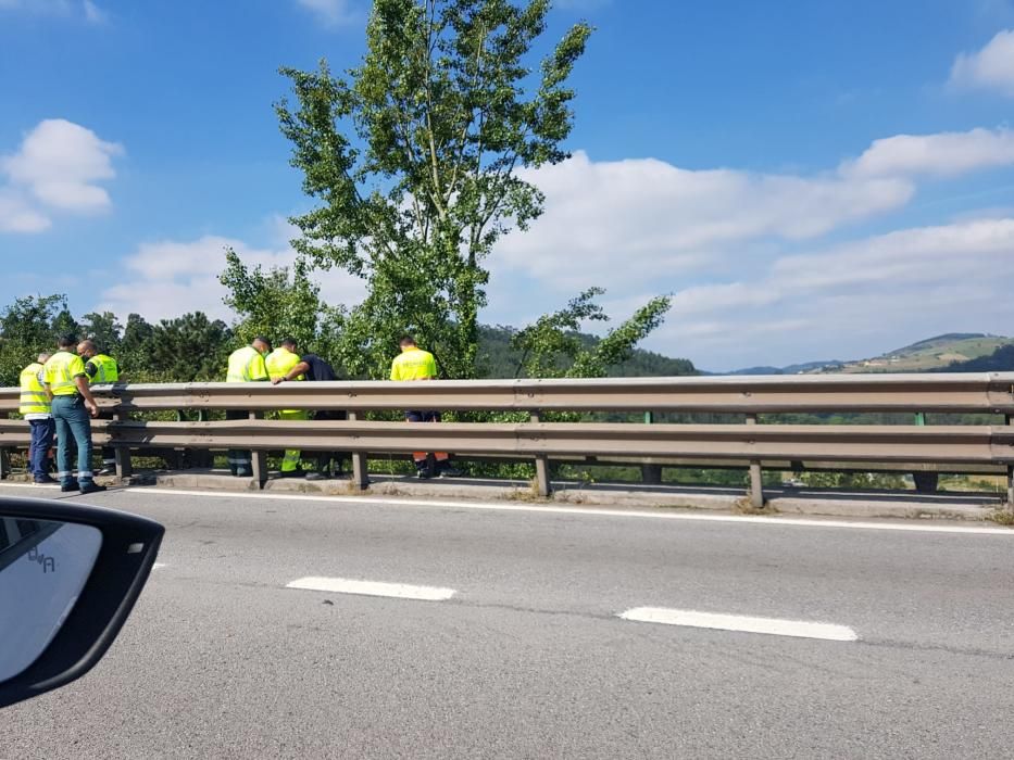 Una joven cae por el viaducto de Somonte, desorientada, tras tener un accidente con el coche