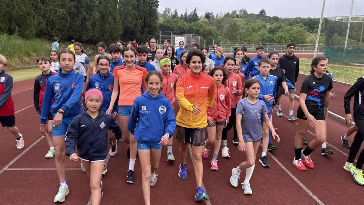 La atleta María Pérez dirige en Oviedo una sesión de técnica de marcha para un centenar de jóvenes