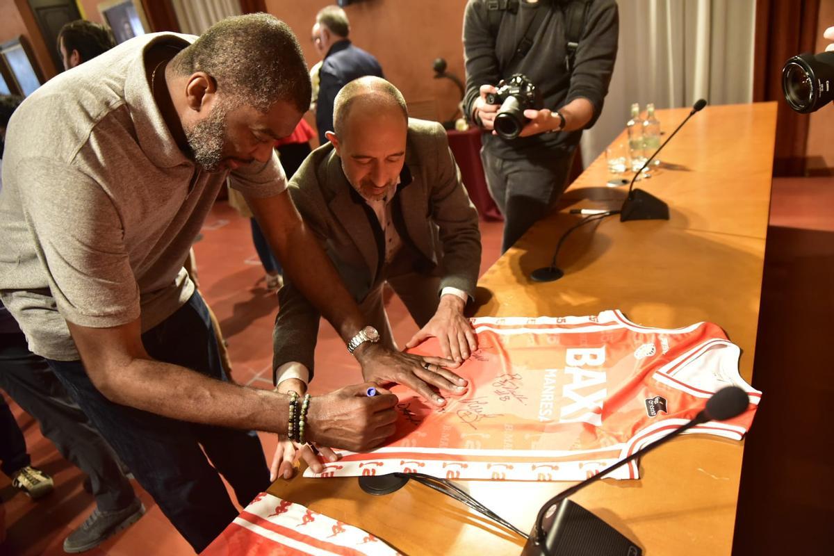 Derrick Alston signa a la samarreta, rèplica de la que van dur els jugadors el 98, que el club ha lliurat a l'alcalde Marc Aloy com a representant de la ciutat