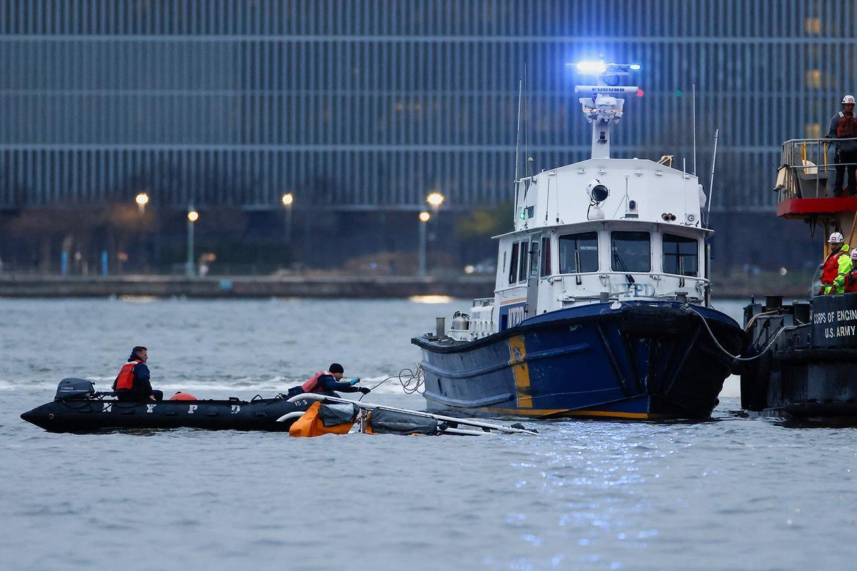 Cinco turistas catalanes y el piloto mueren al caer un helicóptero en el río Hudson de Nueva York