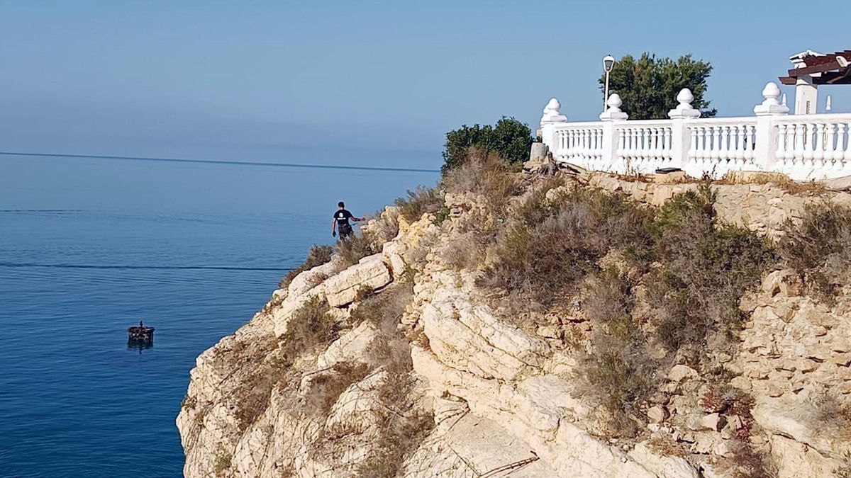 Trabajos de limpieza en el acantilado del Castell de Benidorm