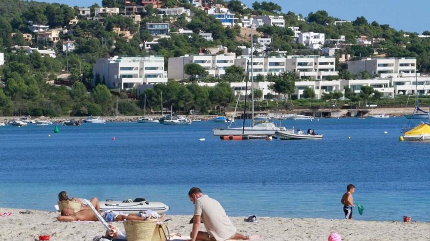 Una playa de Ibiza es la más cara de España para alquilar una casa