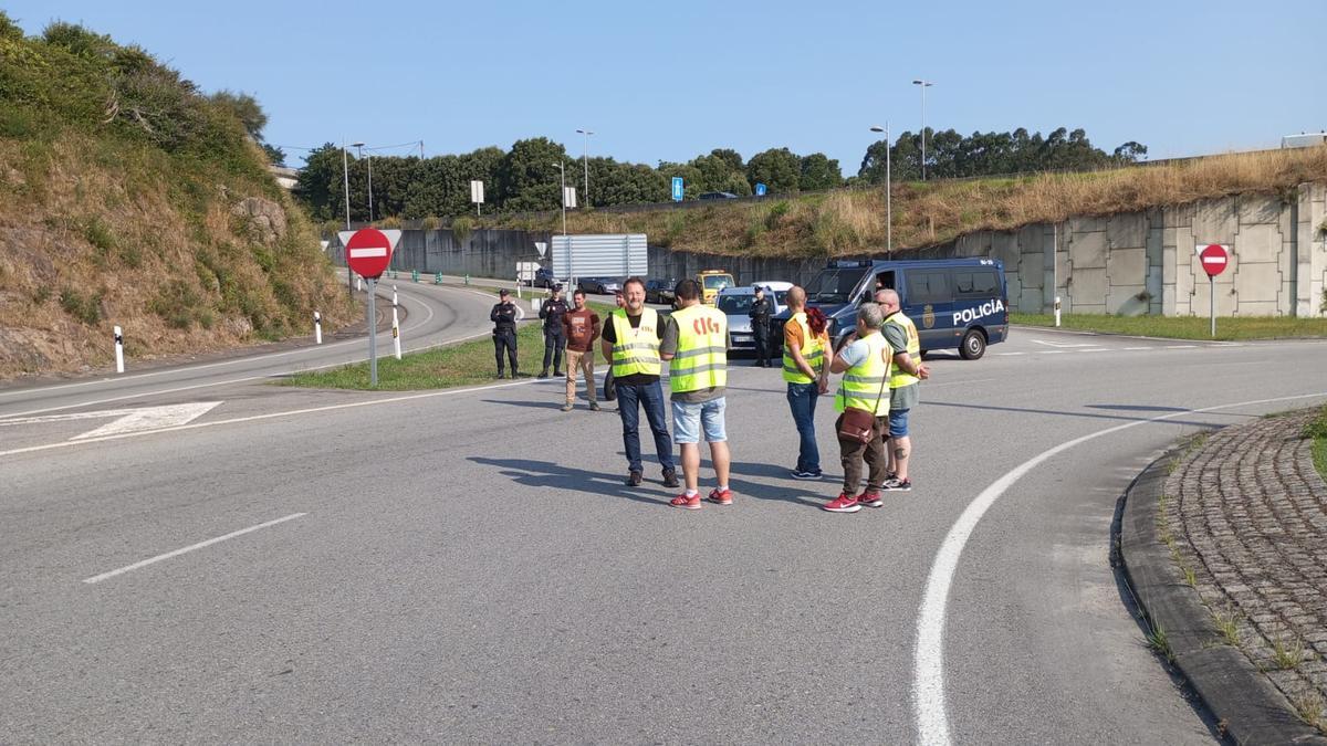 Piquetes en el nudo de O Pino, custodiados por la Policía