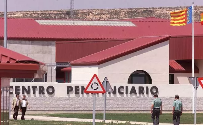 Funcionarios de la cárcel de Villena salvan a un preso que se colgó en su celda
