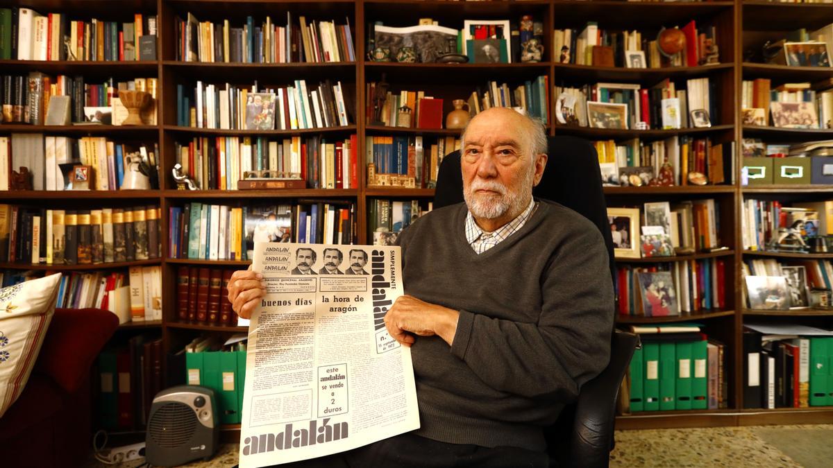 Eloy Fernández Clemente, en su domicilio, con el primer número de ‘Andalán’ en sus manos.