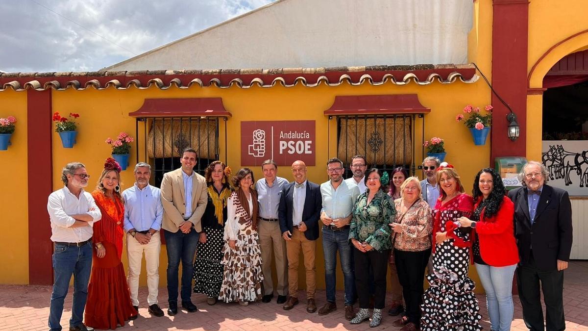 Antonio Hurtado con miembros de su candidatura y militantes y simpatizantes socialistas, a las puertas de la caseta del PSOE.