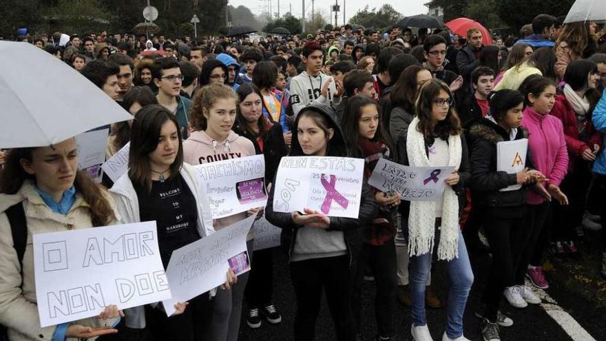 Estudiantes de los tres institutos de A Estrada se concentraron en la Rúa da Cultura. // Bernabé/Javier Lalín