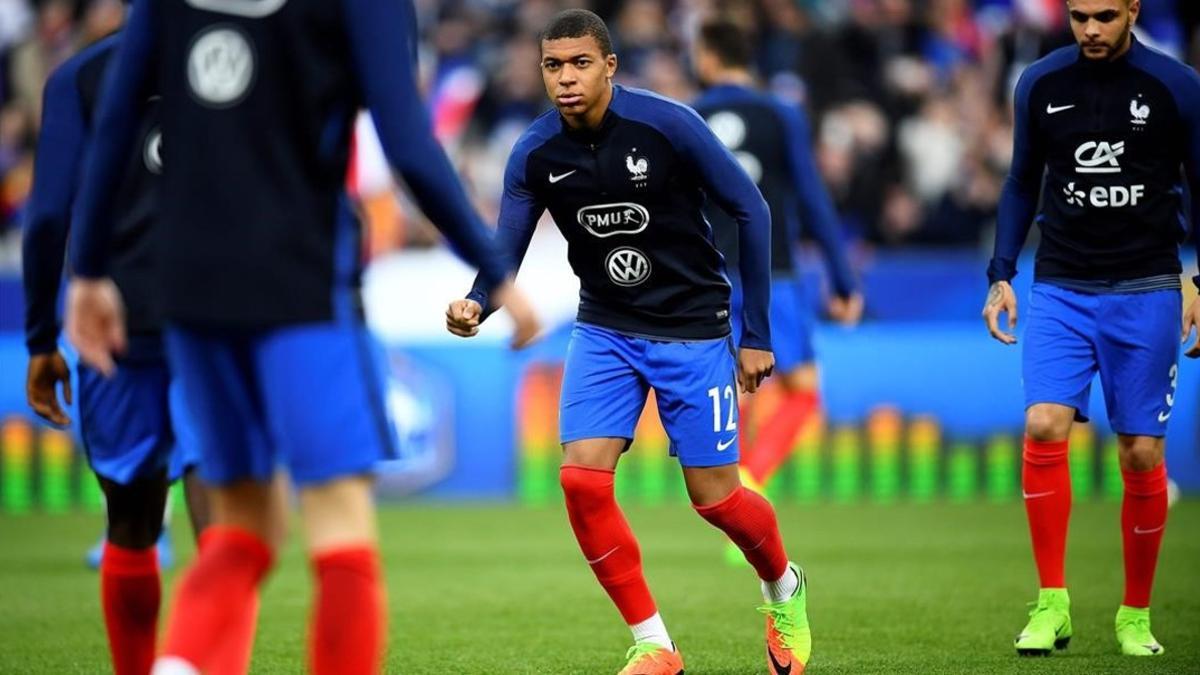 Kylian Mbappé calienta en Saint Denis.