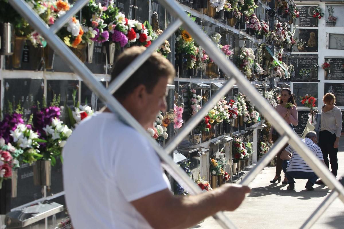 Los cordobeses acuden a los cementerios en la festividad de Todos los Santos