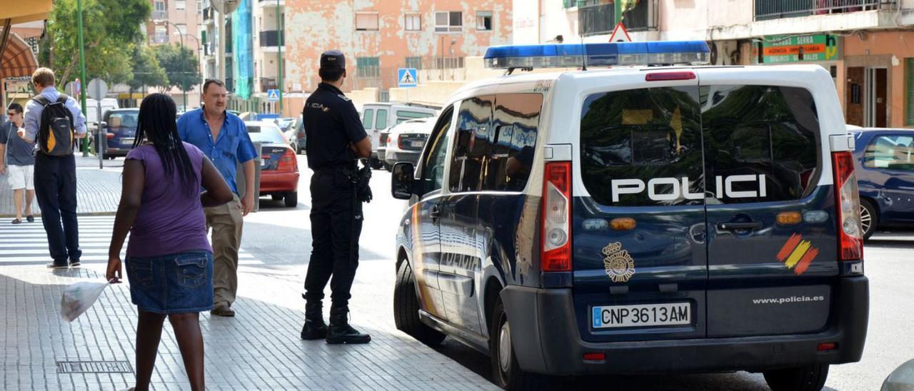 Un agente de la Policía Nacional, durante un servicio en Palma. | DM