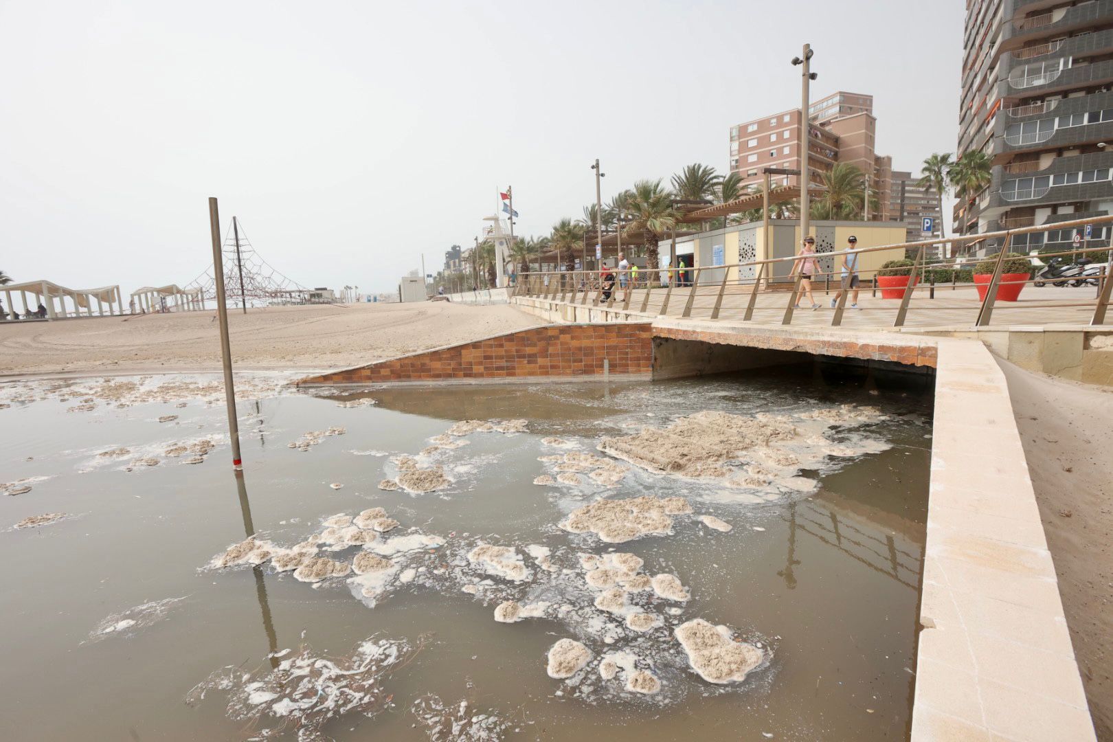 Así ha quedado la playa de San Juan tras el temporal.