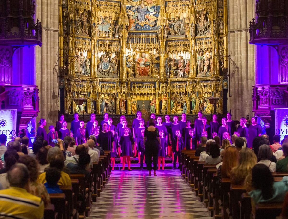 «Los Peques de El León de Oro», con el altar mayor a su espalda, durante su participación en el concierto.