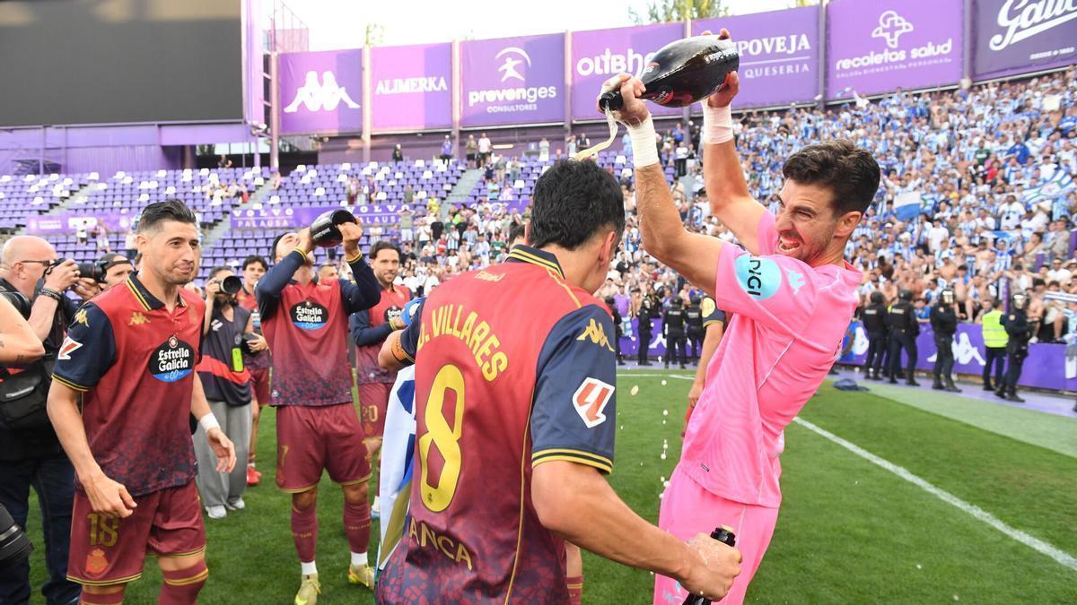 Germán moja a Villares durante la celebración del ascenso en Pucela.