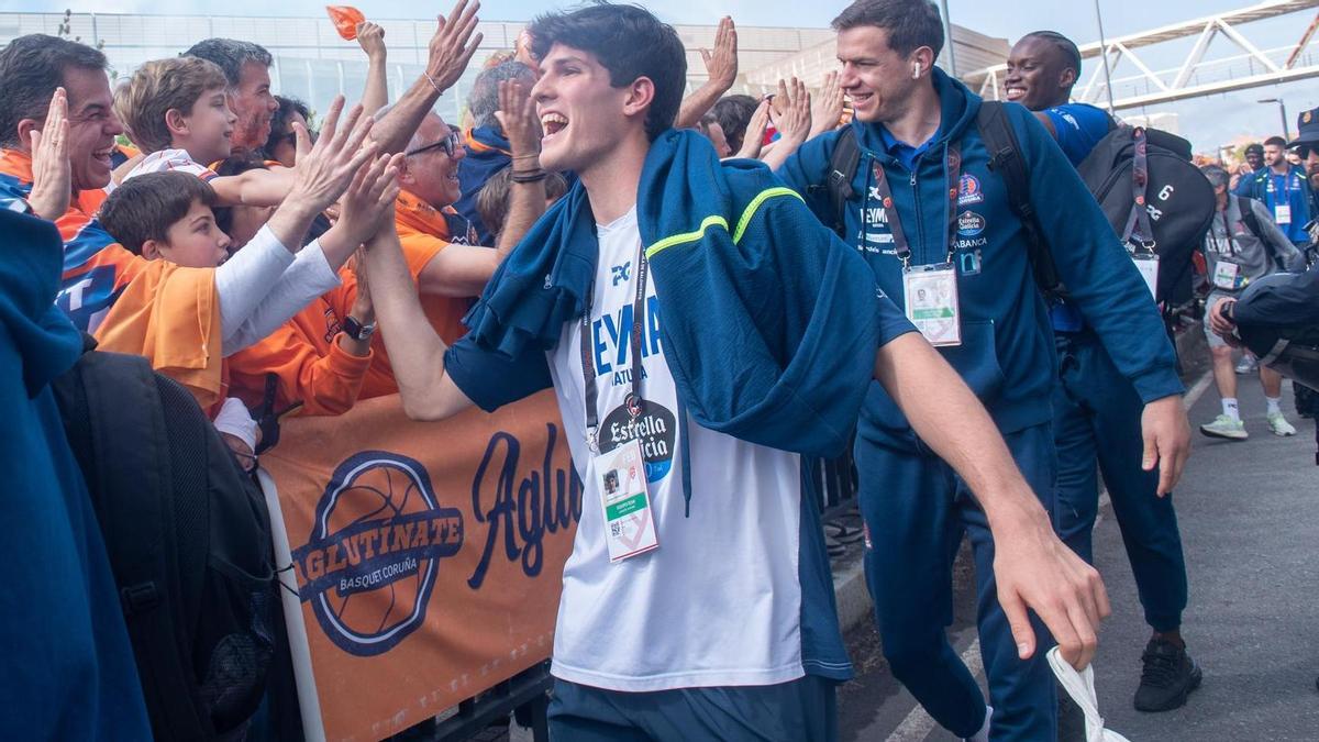 Santi Martínez saluda a la afición del Leyma Coruña en la llegada del equipo al Coliseum para disputar la final por el ascenso a la ACB ante el Estudiantes.