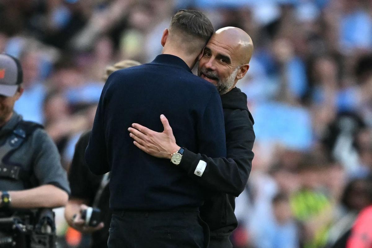 Pep Guardiola consuela a Tonda Eckert, el entrenador del Southampton al final del partido.