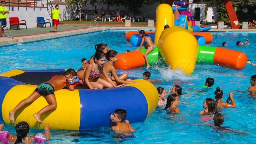 Niños jugando en la piscina municipal José Trenzano de Alcoy en la última fiesta infantil.