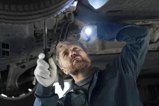 La asombrosa función de meter un estropajo de aluminio en el tubo de escape