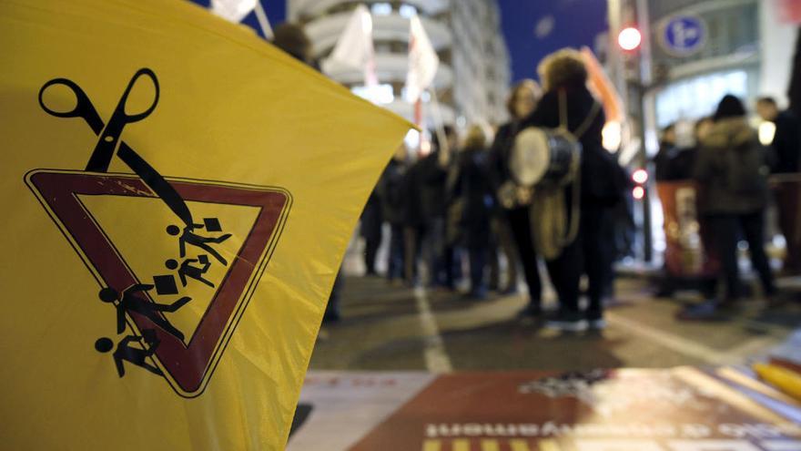 Protesta en València contra los recortes en educación del PP en 2016.