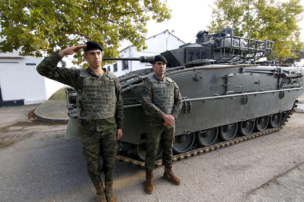 La ministra de Defensa visita la base de la Brigada