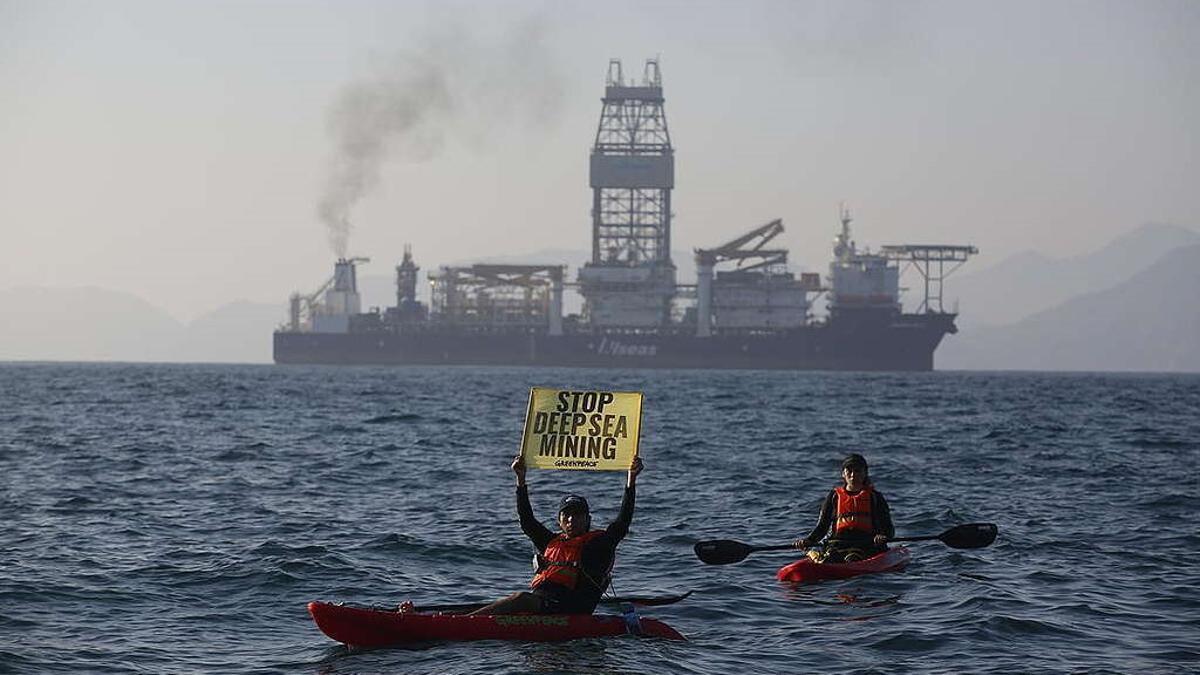 Acto de Greenpeace en contra de la minería de fondos marinos en Manzanillo, México, ante un barco minero que volvía del Pacífico, a finales de 2022.