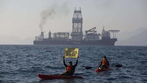 Acto de Greenpeace en contra de la minería de fondos marinos en Manzanillo, México, ante un barco minero que volvía del Pacífico, a finales de 2022.