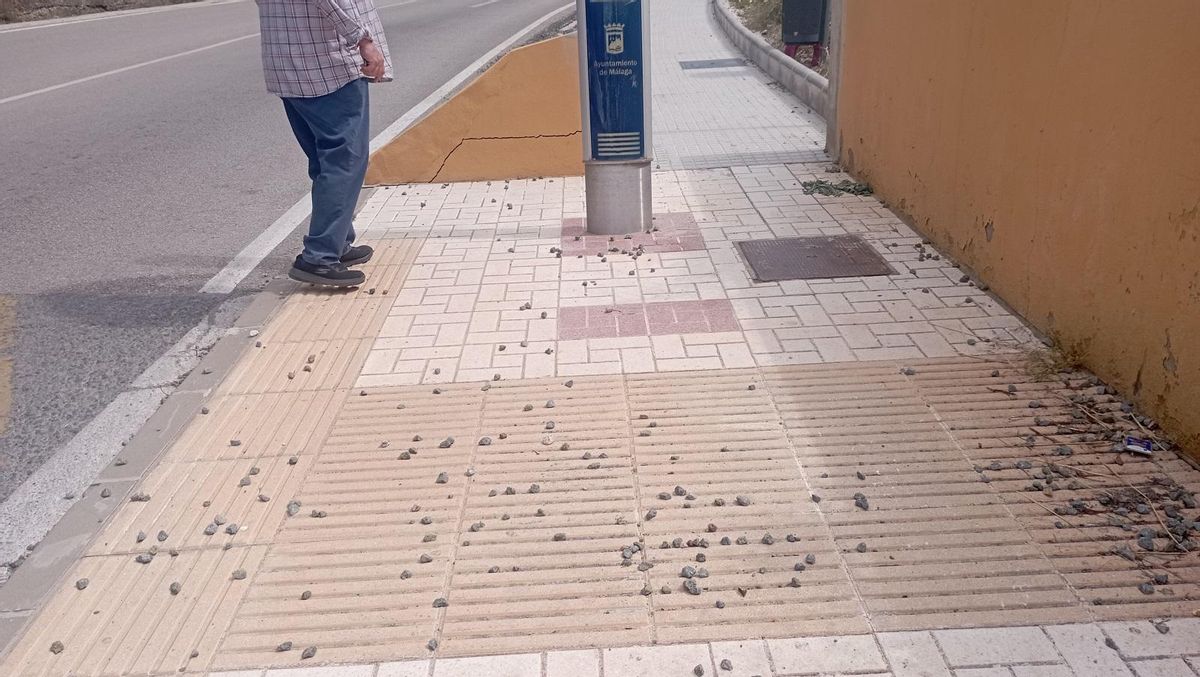Los chinos de relleno en el Camino del Colmenar terminan en la calzada pero también en la acera, denuncian los vecinos.