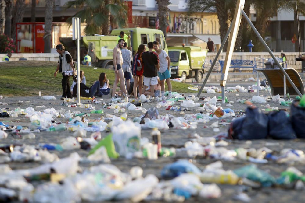 Así quedaron las playas tras la Noche de San Juan.