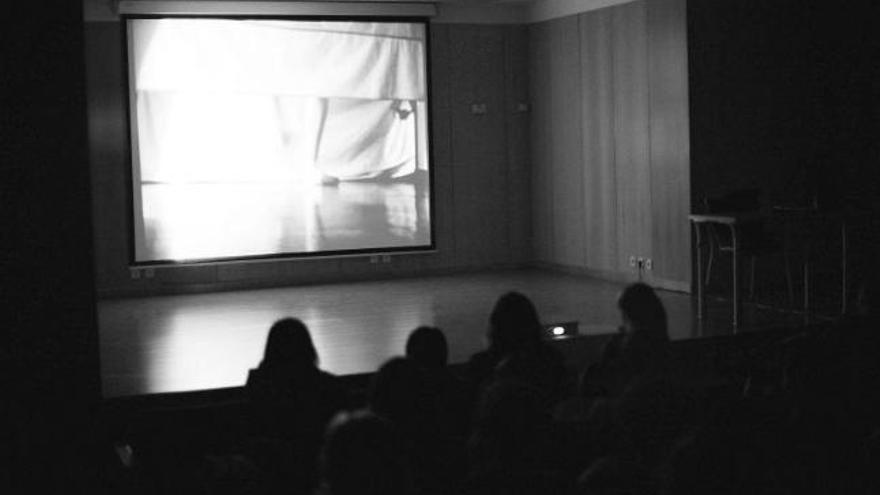 Un momento del pase de «Bajo tus pies», ayer, en el salón de actos del Centro de Arte El Arbolón.