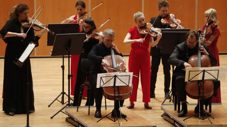 Miembros de Metamorphosen Berlin, con los dos chelistas en primer término.