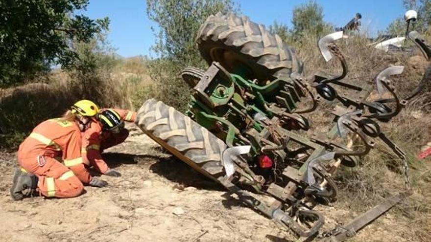 Un agricultor fallece al  volcar su tractor en Chulilla