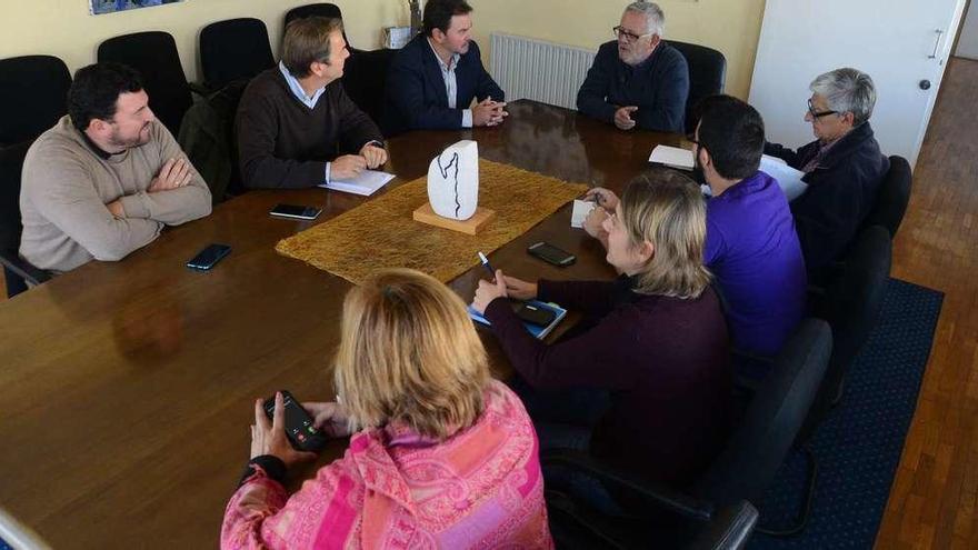 Reunión de miembros del gobierno con representantes de la UTE Cangas, que retomarán negociaciones la próxima semana. // Gonzalo Núñez