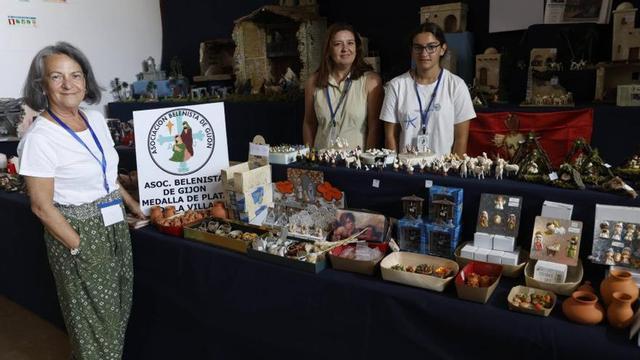 Elvira Suárez, delante del stand de los belenistas en la Feria. | ÁNGEL GONZÁLEZ