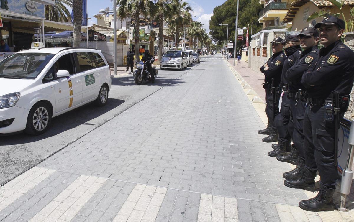 El local de alterne está en la calle Llaüt, en la Platja de Palma, y fue inspeccionado por la Policía Local.  | ARCHIVO