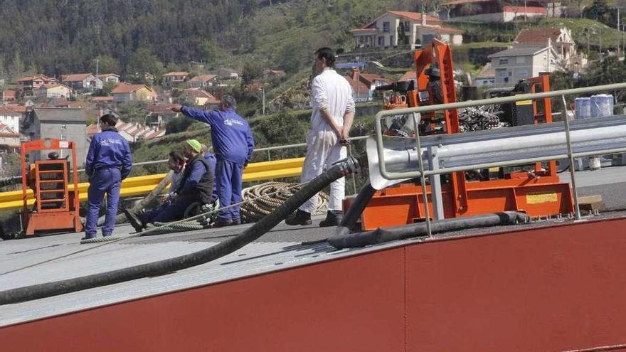Operarios del sector naval en Moaña, durante una jornada de trabajo. // Gonzalo Núñez