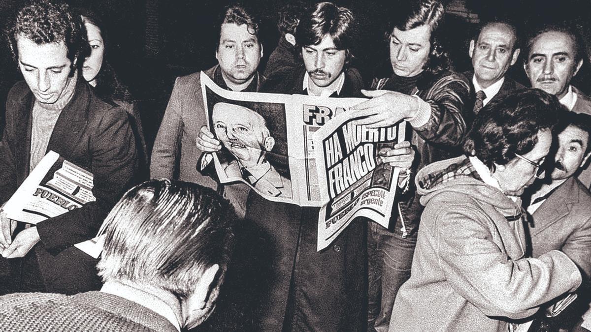 Colas en un quiosco para leer las primeras ediciones de los periódicos que informaban sobre la muerte del ‘Caudillo’.