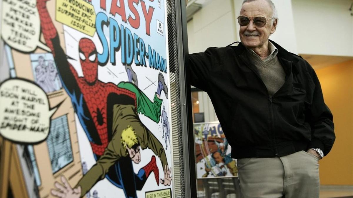 Stan Lee, en una imagen del 2006, ante un póster de Spiderman.