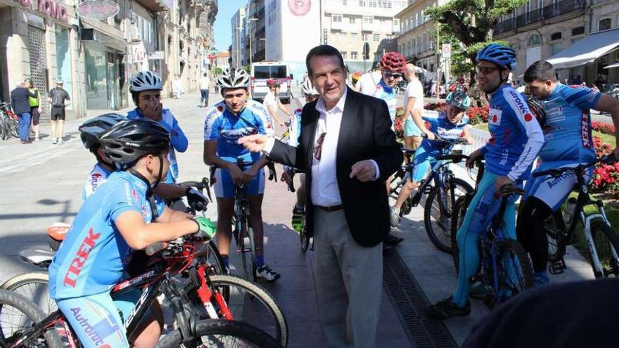 Caballero, ayer por la mañana, en Porta do Sol, con un grupo de ciclistas. // FDV