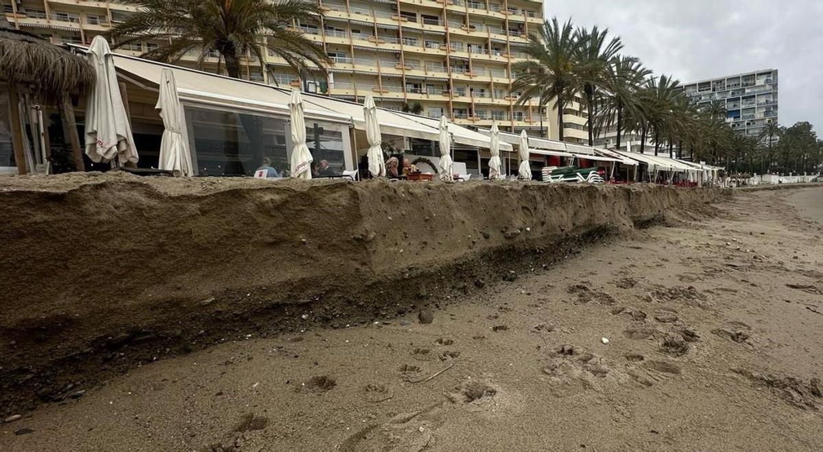 Una de las playas del centro urbano de Marbella, tras un temporal de invierno.