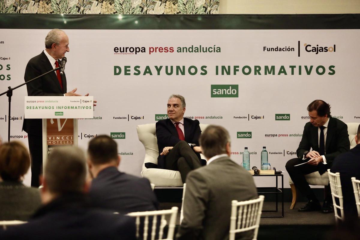 Paco de la Torre y Elías Bendodo cruzan sus miradas en el desayuno informativo.