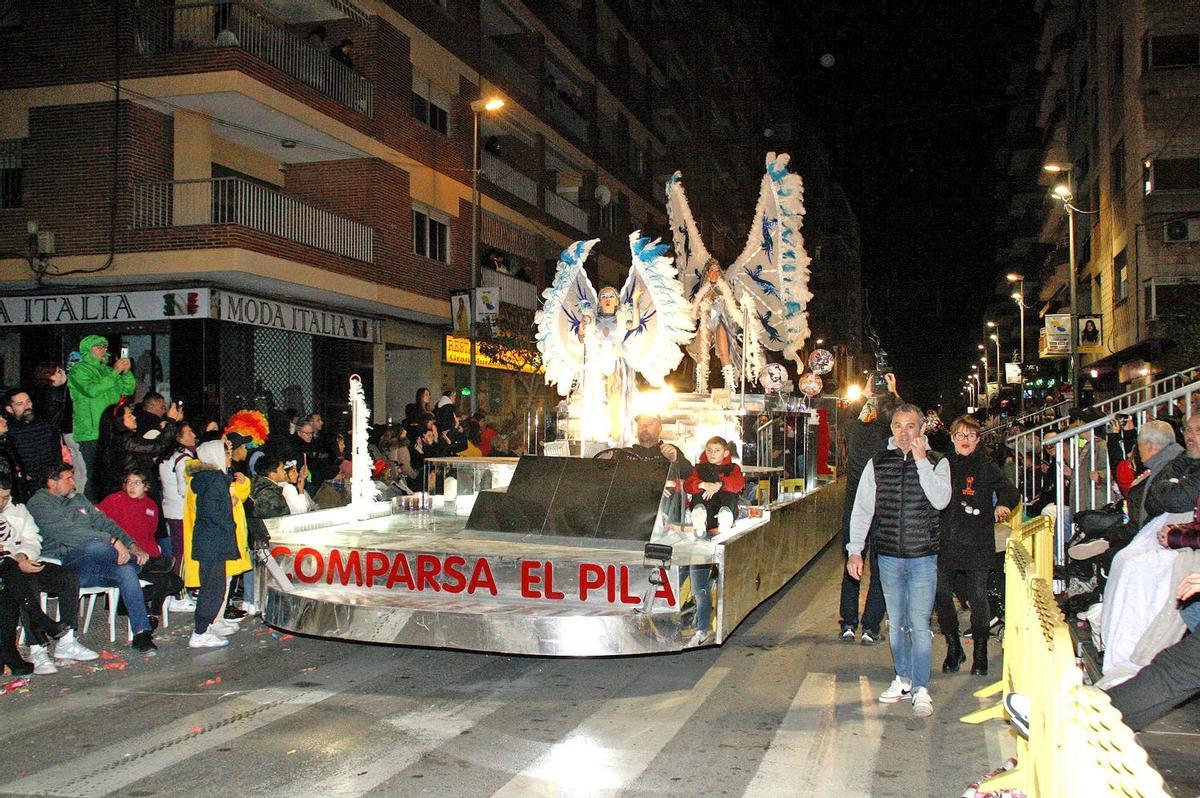 La comparsa El Pilà en una de sus numerosas participaciones en el Carnaval de Vinaròs, con su correspondiente carroza.