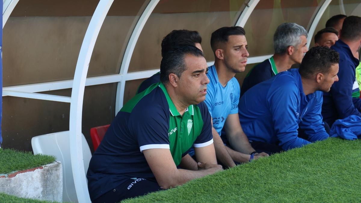 Germán Crespo, junto a su cuerpo técnico durante el duelo ante el Linares.