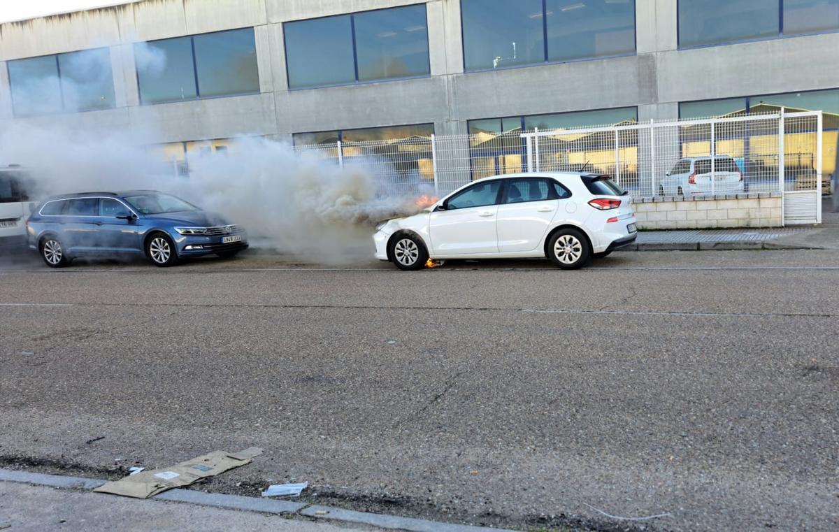Uno de los momentos iniciales del incendio en un turismo aparcado en la calle Nevero nueve de Badajoz.