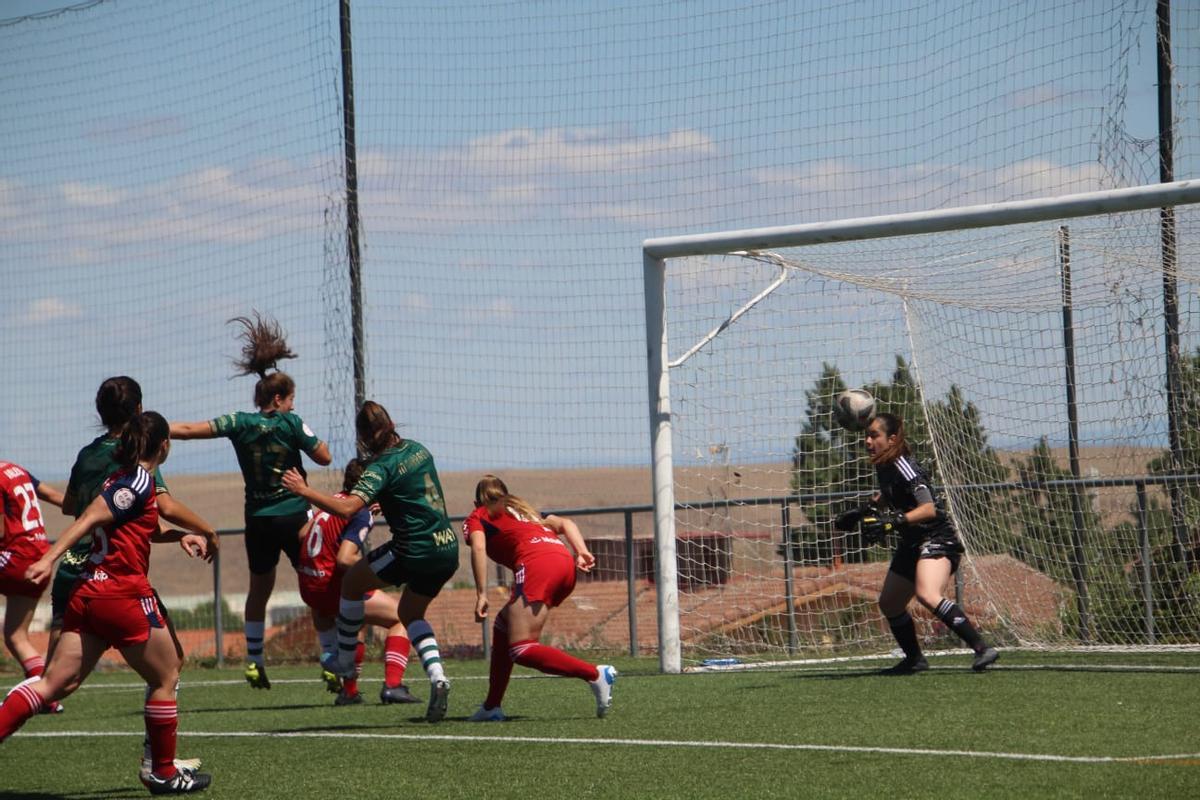 Acción del gol del pasado domingo al Osasuna, un tanto de cabeza de Sonya Keefe.