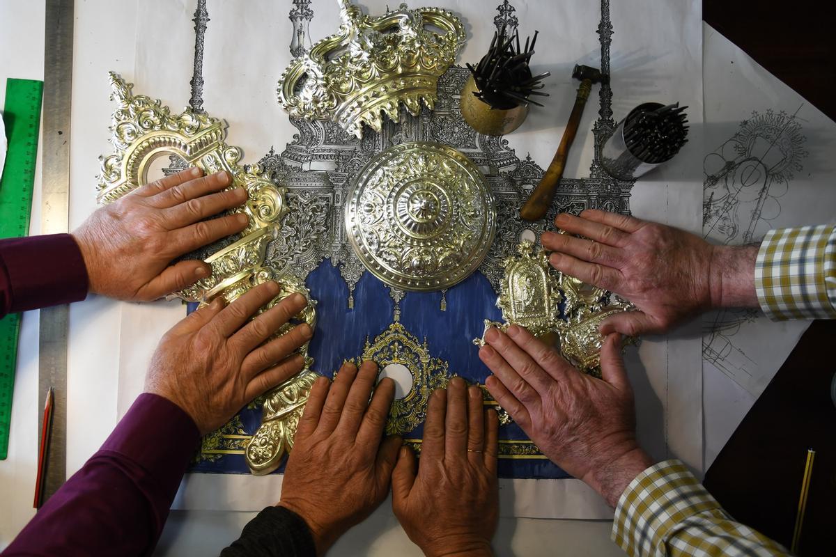 Las manos de los Hermanos Delgado López, orfebres de Sevilla.