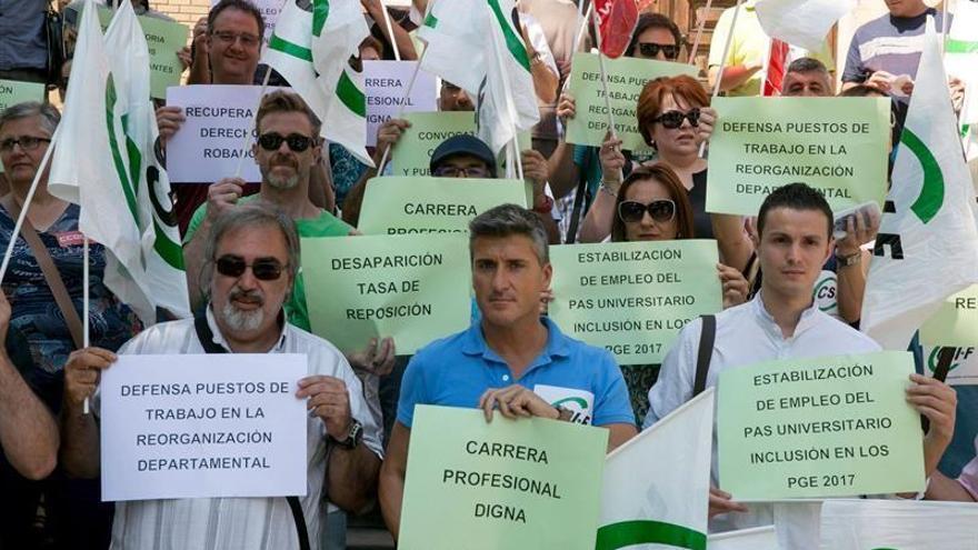 Personal de administración de la UZ protesta en Zaragoza por un empleo digno