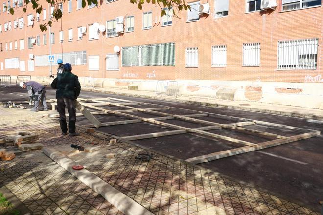 Galería | Comienza el arreglo de la fachada de Aldea Moret en riesgo de colapso