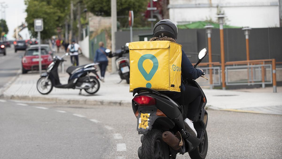 Un conductor de Glovo circula por Vigo, en una imagen de archivo