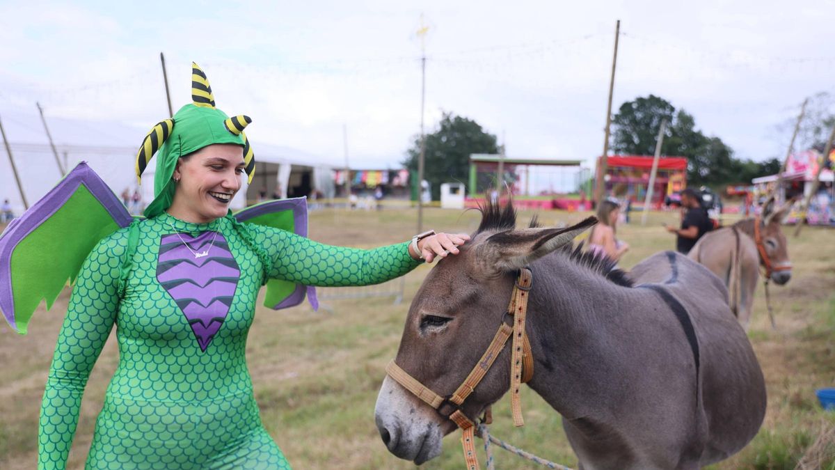 Una de las participantes en la carrera junto a uno de los animales.
