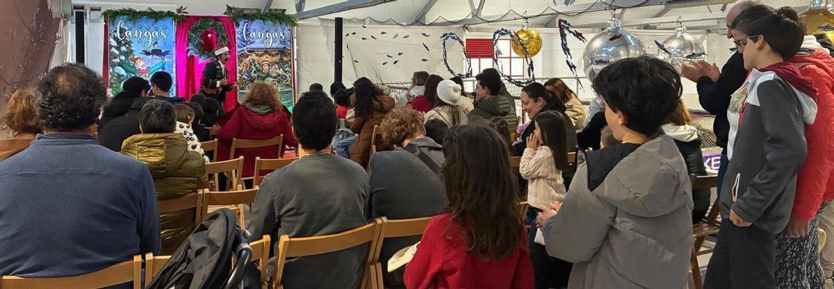 Arriba, otro momento del espectáculo de Nelson Quinteiro para los niños en la plaza de Cangas. Izda. Jacinto García y José Calvar con el cuento «O algodón de don Pirimpón» que hoy presentan al público infantil.
 |  S.Á.