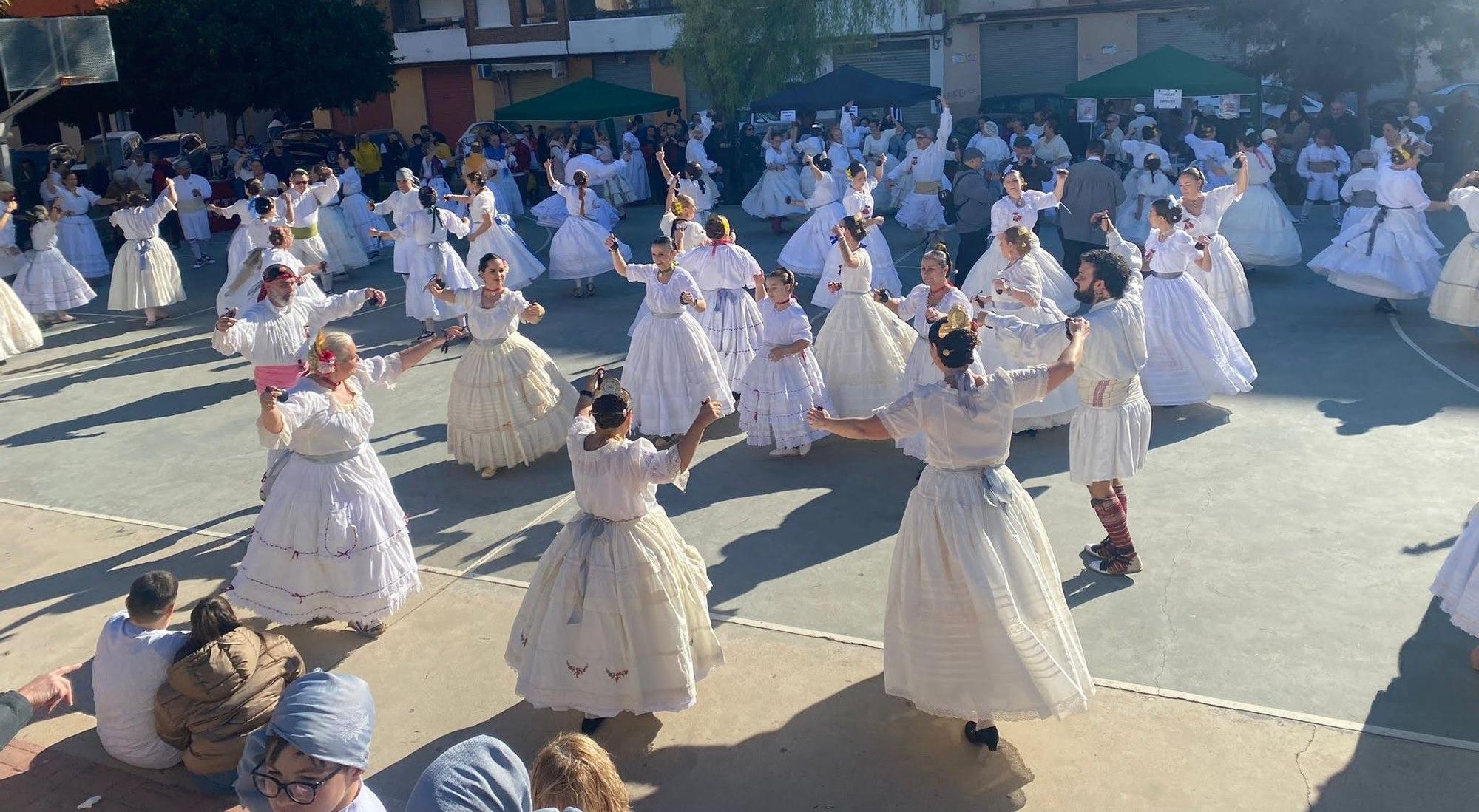 Así fue la espectacular "dansà" en ropa interior de la falla Mont de Pietat